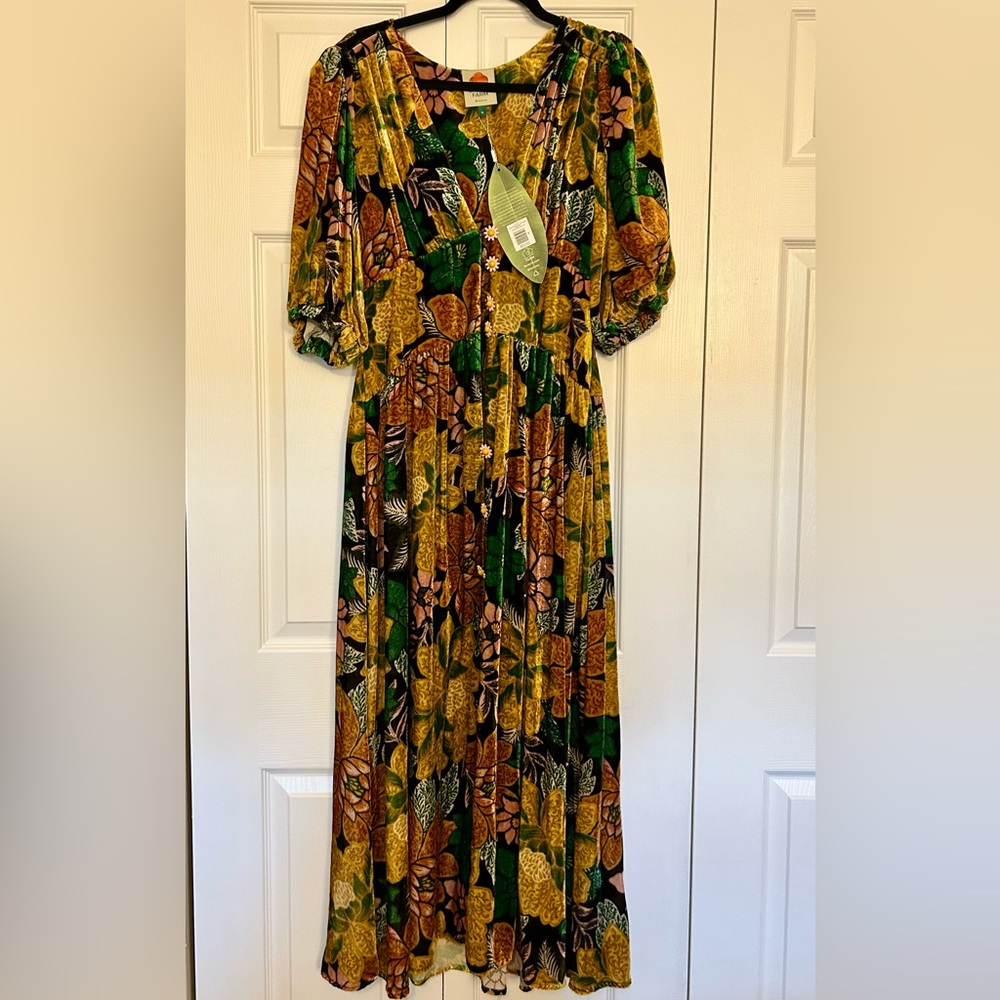 Beautiful NWT Farm Rio Garden Velvet MIDI Dress Size Medium.